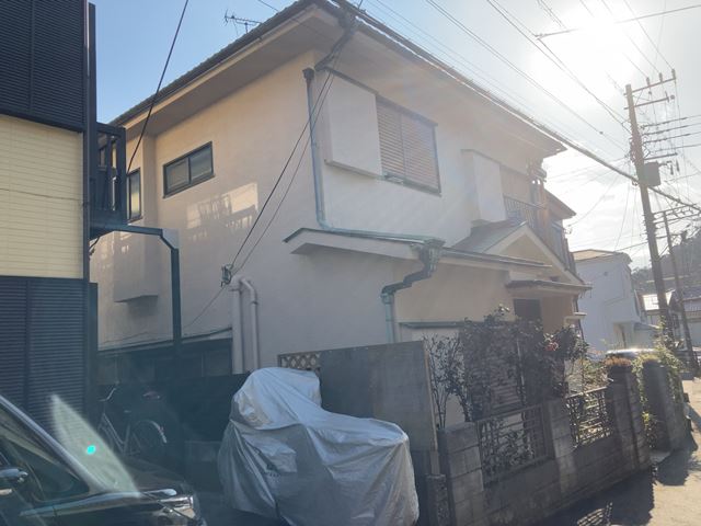 神奈川県横須賀市久里浜の木造2階建て家屋解体工事前の様子です。